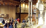Quán cà phê trình diễn của Starbucks: Khách uống có thể quan sát quy trình từ hạt đến ly cà phê.