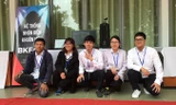 Nhóm sinh viên đoạt giải nhất bên sản phẩm của mình. Ảnh: Nghiêm Huê.