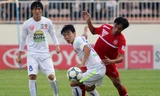 Các cầu thủ HA.GL (trắng) tuy có nhiều tiến bộ so với đầu mùa nhưng vẫn còn gặp nhiều khó khăn tại V-League. Ảnh: VSI