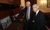 Thượng nghị sĩ Mỹ John McCain giới thiệu với Tổng Bí thư Nguyễn Phú Trọng một số ảnh tư liệu. Ảnh: TTXVN