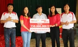 Đoàn cứu trợ HDBank và Vietjet trao kinh phí ban đầu xây tặng 5 căn nhà cho 5 hộ dân