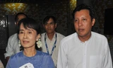Bà Aung San Suu Kyi và Chủ tịch MMF, tỷ phú Zaw Zaw rời sân vận động sau khi theo dõi một trận đấu tại Rangon năm 2011. Ảnh: GETTY IMAGES