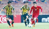 U23 Malaysia (trái) được các chuyên gia xác định là đối thủ chính tranh 1 trong 2 vé vào bán kết SEA Games 28 với U23 Việt Nam. Ảnh: VSI
