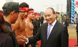 Thủ tướng Nguyễn Xuân Phúc thăm hỏi, động viên tinh thần các chiến sỹ công an, lực lượng tham gia bảo vệ an toàn cho Tuần lễ Cấp cao APEC 2017. Ảnh: H.Q.
