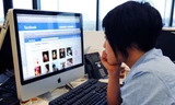 Cần nghĩ kỹ trước khi nhận xét tiêu cực về người khác trên Facebook. Ảnh: Hồng Vĩnh