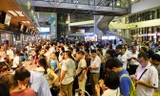 Hành khách đông nghẹt chờ làm thủ tục bay tại cảng hàng không quốc tế Tân Sơn Nhất. Ảnh: PV