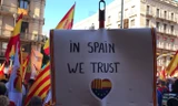 Đám đông phản đối Catalonia độc lập giơ khẩu hiệu “Chúng ta tin tưởng vào Tây Ban Nha. Ảnh: SBS.