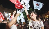 Những người ủng hộ đảng Syriza ăn mừng chiến thắng trên đường phố Athens.