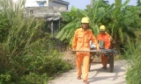 Công nhân ngành điện chuẩn bị vật tư để thi công kéo điện cho người dân xã đảo An Bình.
