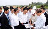 Thủ tướng và đoàn công tác thị sát địa điểm dự án đầu tư xây dựng ĐHQGHN tại Hòa Lạc. 