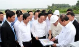 Thủ tướng và đoàn công tác thị sát địa điểm dự án đầu tư xây dựng ĐHQGHN tại Hòa Lạc. 