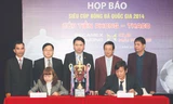 Bà Nguyễn Thúy Ngọc, đại diện BTC Siêu cúp và ông Nguyễn Một, đại diện tập đoàn THACO ký hợp đồng tài trợ