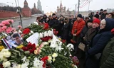 Người dân Nga đặt hoa và nến tưởng niệm tại nơi cựu Phó Thủ tướng Boris Nemtsov bị bắn chết. Ảnh: Getty Images