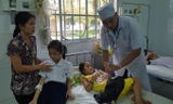 Các em học sinh đang được điều trị tại Bệnh viện TX Ngã Bảy. Ảnh: Nhật Huy.