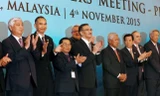 Các Bộ trưởng Quốc phòng ASEAN và những nước đối tác trong hội nghị hôm 4/11. Ảnh: Reuters