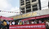 Người dân căng băng rôn phản đối chủ đầu tư Bright City.