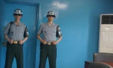 Hai lính Hàn Quốc đứng gác trong phòng họp của Ủy ban đình chiến quân sự thuộc Bộ Chỉ huy Liên Hợp Quốc nằm trong khu phi quân sự giữa hai miền Triều Tiên. Ảnh: Thu Loan.