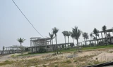 Một dự án ở ven biển Đà Nẵng chậm triển khai, mới có mấy bộ khung nhà. Ảnh: Nam Cường