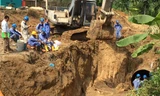 Hiện trường đường ống nước sông Đà vỡ lần thứ 13. Ảnh: Tú Anh