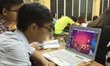 Sinh viên mải mê chơi game trong giờ học tại một trường đại học nổi tiếng ở Hà Nội