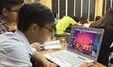 Sinh viên mải mê chơi game trong giờ học tại một trường đại học nổi tiếng ở Hà Nội