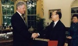 Ông Lê Văn Bàng (đeo kính) trình quốc thư lên Tổng thống Mỹ Bill Clinton ngày 14/5/1997, chính thức trở thành Đại sứ Việt Nam đầu tiên tại Mỹ