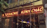 Nhiều quán karaoke tháo dỡ biển quảng cáo vi phạm.