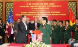 Bộ trưởng Quốc phòng Việt Nam Phùng Quang Thanh và Bộ trưởng Quốc phòng Mỹ Ashton Carter trao cho nhau bản Tuyên bố Tầm nhìn chung về quan hệ quốc phòng. Ảnh: Nguyễn Minh