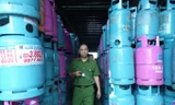 Công an huyện Mỹ Hào, Hưng Yên kiểm tra việc chiếm giữ trái phép vỏ bình gas tại kho hàng Dị Sử, Mỹ Hào. Ảnh: M.Đ.