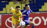 Trận đấu giữa Thanh Hoá (trái) và Quảng Nam có màn rượt đuổi tỷ số “ngoạn mục” với 8 bàn thắng chia đều cho 2 đội. Ảnh: VSI