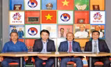 HLV Park Hang-seo (thứ 2 bên phải) sẽ là HLV ngoại đầu tiên có trợ lý đồng hương khi làm việc cùng ĐTVN. Ảnh: Đoàn Nhật.