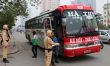 Xe 17B-00862 của nhà xe Hà Thì chạy tuyến Thái Bình nhưng sáng 18/1 đã chở khách vượt tuyến chạy sang đường Phạm Hùng và bị CSGT xử lý. Ảnh: T.Đảng