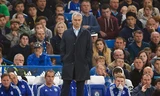 HLV Mourinho bất lực chứng kiến Chelsea thua thảm trên sân nhà trước Southampton. Ảnh: Dailymail