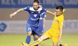 Quảng Ninh (trái) quyết thắng FLC Thanh Hoá trên sân nhà để tiến vào nhóm tranh chấp ngôi vô địch. Ảnh: VSI.