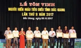 Ông Lê Văn Phùng (thứ 5 từ trái sang) thay mặt dòng họ Lê trong Lễ tôn vinh tập thể, cá nhân, dòng họ tiêu biểu toàn tỉnh Bắc Giang.