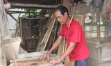 Nhờ có điện, ông Thạch Hiếu phát triển nghề mộc, nâng cao thu nhập cho gia đình. Ảnh: Đại Dương