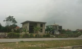 Những ngôi nhà mới mọc trên đất dự án chờ được đền bù. Ảnh: V.H