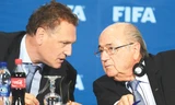 Ông Sepp Blatter (bên phải) trong phòng họp báo sau khi tuyên bố từ chức. Ảnh: EPA