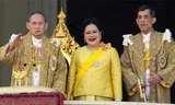 Nhà vua Thái Lan Bhumibol Adulyadej, Hoàng hậu Sirikit và Hoàng Thái tử Maha Vajiralongkorn. Ảnh: Pornchai Kittiwongsakul