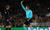 Trọng tài Felix Brych “tặng” Torres tấm thẻ vàng thứ 2 trong trận đấu với Barca. Ảnh: GETTY IMAGES
