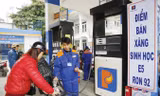 Dù xăng E5 đã thay toàn bộ xăng A92, nhưng giá xăng A95 lại bị thả nổi gây thiệt hại cho người tiêu dùng. Ảnh: Như Ý.