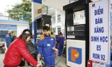 Dù xăng E5 đã thay toàn bộ xăng A92, nhưng giá xăng A95 lại bị thả nổi gây thiệt hại cho người tiêu dùng. Ảnh: Như Ý.