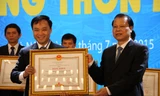 Phó Thủ tướng Vũ Văn Ninh trao bằng khen cho đại diện FrieslandCampina Việt Nam