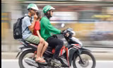Sinh viên chạy xe ôm Grab giống như tham gia nấc dưới của nền công nghiệp 4.0. Ảnh: Như Ý.