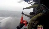 Một hành khách được kéo từ phà Norman Atlantic lên trực thăng của hải quân Ý. Ảnh MM