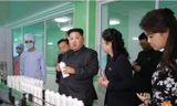 Nhà lãnh đạo Triều Tiên Kim Jong-un cùng hai người phụ nữ quyền lực nhất Triều Tiên thăm nhà máy mỹ phẩm tại Bình Nhưỡng. Ảnh: SCMP.