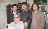 Nhà thơ Đỗ Trọng Khơi (ngồi) và bạn bè.