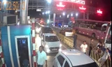 Lái xe phản ứng tại trạm BOT Ninh Lộc . Ảnh cắt từ clip.