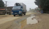 Đường tỉnh lộ tại huyện Nghi Xuân bị xuống cấp nghiêm trọng.