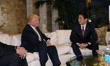 Tổng thống đắc cử Mỹ Donald Trump tiếp Thủ tướng Nhật Bản Shinzo Abe (phải) ở New York ngày 17/11/2016. Ảnh: Getty Images